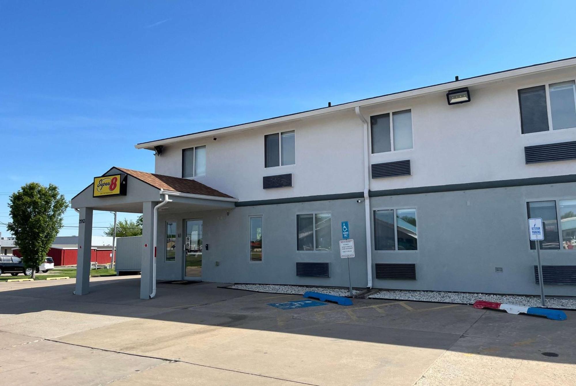 Motel Super 8 By Wyndham Emporia Exterior foto